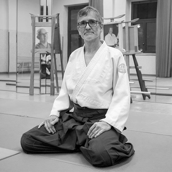 Ritratto del Maestro Luca Chiarini in seiza sul tatami, fotografia in bianco e nero